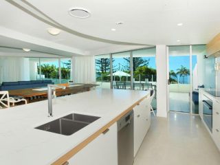 Sirocco 201 by G1 Holidays - Large Five Bedroom Beachfront Apartment in Sirocco Resort Apartment, Mooloolaba - 4