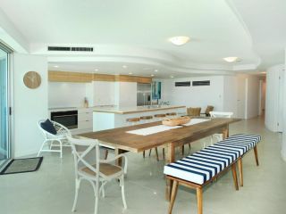Sirocco 201 by G1 Holidays - Large Five Bedroom Beachfront Apartment in Sirocco Resort Apartment, Mooloolaba - 3