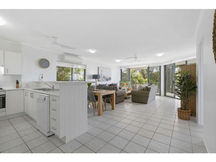 Unit 3 21 Park Generous and Comfortable Beachside Abode Apartment, Sunshine Beach - imaginea 1