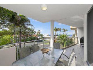 Unit 3 21 Park Generous and Comfortable Beachside Abode Apartment, Sunshine Beach - 2