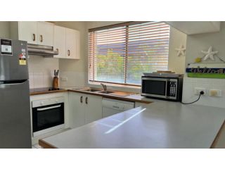 Unit 3 'kings Cove', Kings Beach Guest house, Caloundra - 3