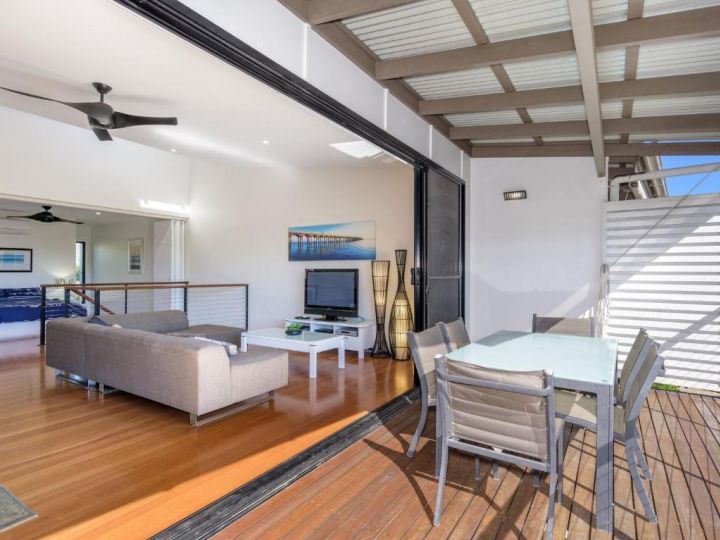 Unit 3 Rainbow Surf - Modern, double storey townhouse with large shared pool, close to beach and shop Guest house, Rainbow Beach - imaginea 3