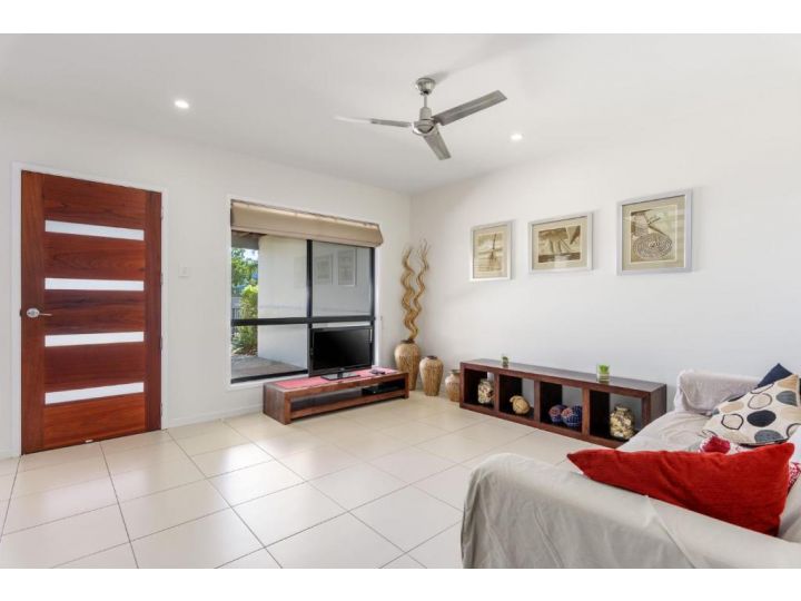 Unit 3 Rainbow Surf - Modern, double storey townhouse with large shared pool, close to beach and shop Guest house, Rainbow Beach - imaginea 8