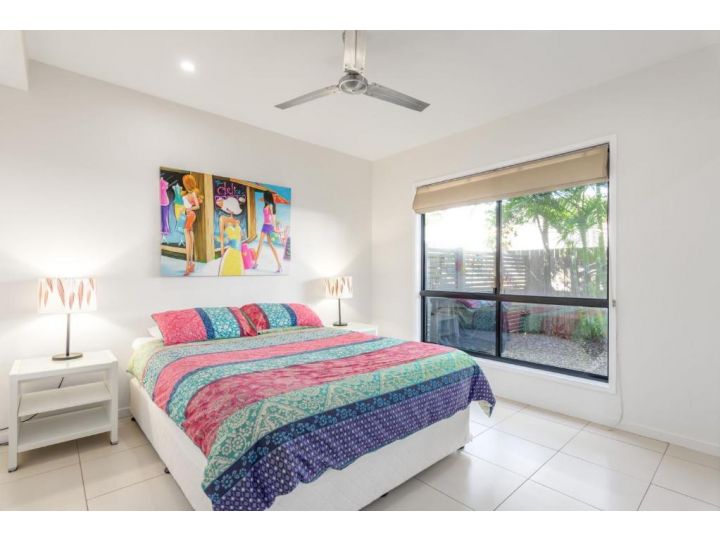 Unit 3 Rainbow Surf - Modern, double storey townhouse with large shared pool, close to beach and shop Guest house, Rainbow Beach - imaginea 7