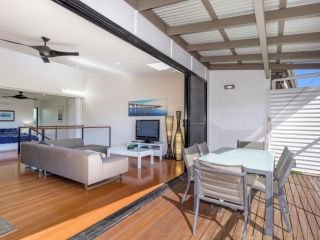 Unit 3 Rainbow Surf - Modern, double storey townhouse with large shared pool, close to beach and shop Guest house, Rainbow Beach - 3