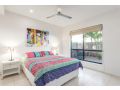 Unit 3 Rainbow Surf - Modern, double storey townhouse with large shared pool, close to beach and shop Guest house, Rainbow Beach - thumb 7