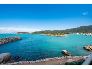 One Bright Point - Stunning Water Views Apartment, Nelly Bay - 2