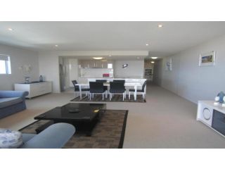 Unit 33 Outlook Caloundra - Stunning Views! Guest house, Caloundra - 5