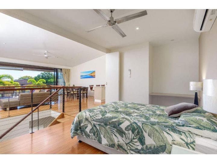 Unit 4 Rainbow Surf - Modern, double storey townhouse with large shared pool, close to beach and shop Guest house, Rainbow Beach - imaginea 8