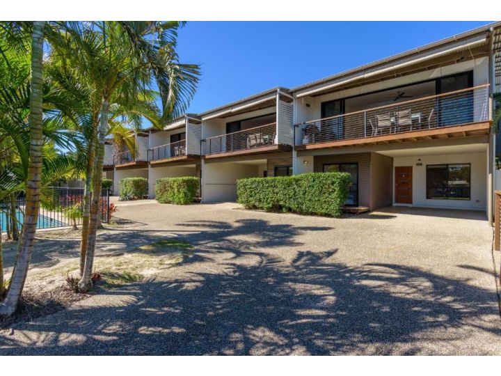 Unit 4 Rainbow Surf - Modern, double storey townhouse with large shared pool, close to beach and shop Guest house, Rainbow Beach - imaginea 13
