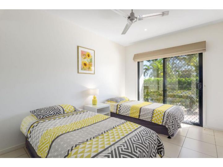 Unit 4 Rainbow Surf - Modern, double storey townhouse with large shared pool, close to beach and shop Guest house, Rainbow Beach - imaginea 7