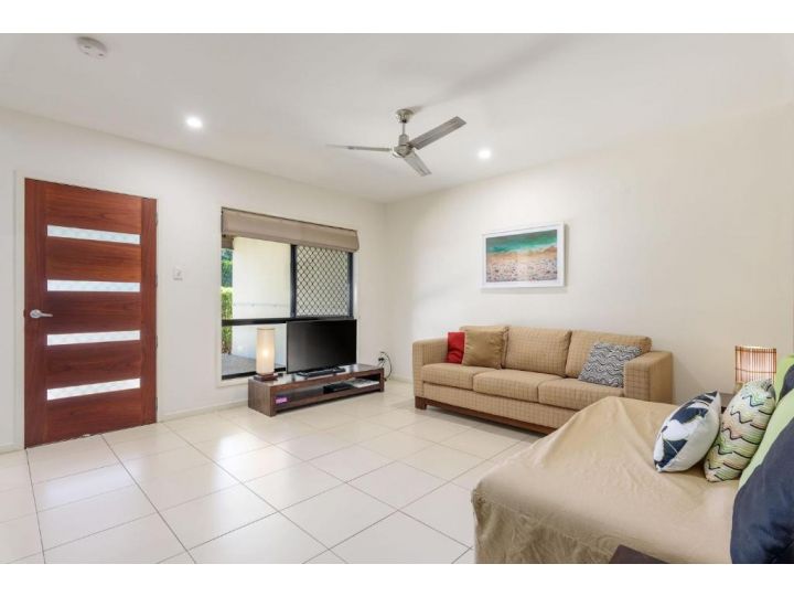 Unit 4 Rainbow Surf - Modern, double storey townhouse with large shared pool, close to beach and shop Guest house, Rainbow Beach - imaginea 10