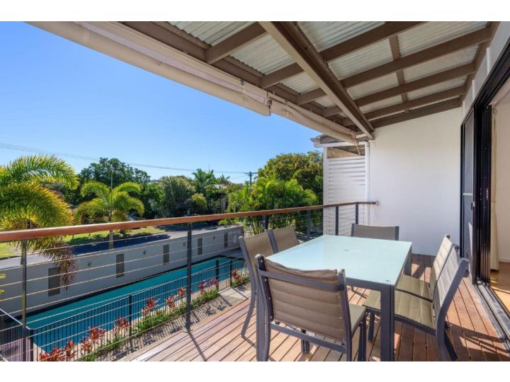 Unit 4 Rainbow Surf - Modern, double storey townhouse with large shared pool, close to beach and shop Guest house, Rainbow Beach - imaginea 2