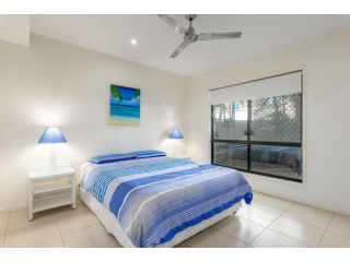 Unit 4 Rainbow Surf - Modern, double storey townhouse with large shared pool, close to beach and shop Guest house, Rainbow Beach - 5