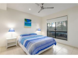 Unit 4 Rainbow Surf - Modern, double storey townhouse with large shared pool, close to beach and shop Guest house, Rainbow Beach - 5