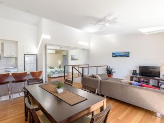 Unit 4 Rainbow Surf - Modern, double storey townhouse with large shared pool, close to beach and shop Guest house, Rainbow Beach - 3