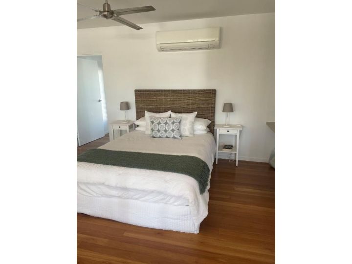 Unit 5 Rainbow Surf - Modern, double storey townhouse with large shared pool, close to beach and shop Guest house, Rainbow Beach - imaginea 12