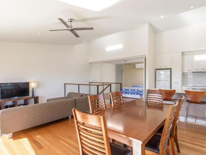 Unit 5 Rainbow Surf - Modern, double storey townhouse with large shared pool, close to beach and shop Guest house, Rainbow Beach - imaginea 6