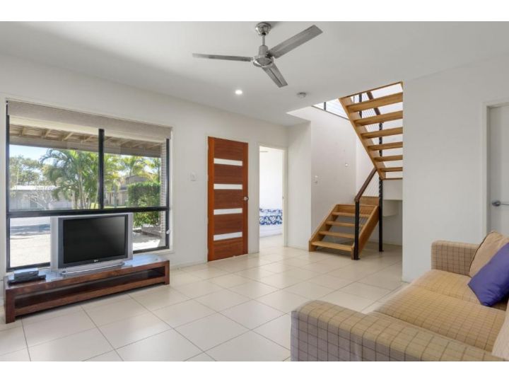 Unit 5 Rainbow Surf - Modern, double storey townhouse with large shared pool, close to beach and shop Guest house, Rainbow Beach - imaginea 7
