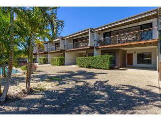 Unit 5 Rainbow Surf - Modern, double storey townhouse with large shared pool, close to beach and shop Guest house, Rainbow Beach - 4