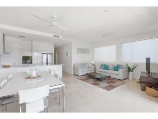 Unit 9 1 Park Cr 200m to cafes and 400m to beach Apartment, Sunshine Beach - 2