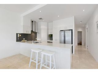 Unit 9 1 Park Cr 200m to cafes and 400m to beach Apartment, Sunshine Beach - 1