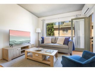 Unit With Balcony, Backyard and Parking Near Shops Apartment, Sydney - 2