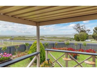 Unwind at Milang Lakefront Retreat Guest house, South Australia - 1