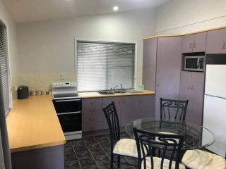 Updated 2-bedroom cottage full of country charm! Guest house, Queensland - 3