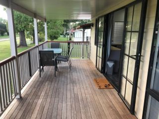 Updated 2-bedroom cottage full of country charm! Guest house, Queensland - 4