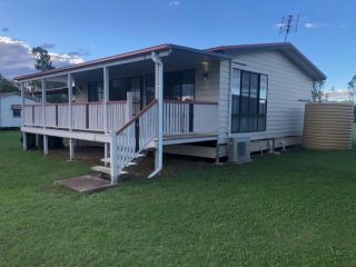 Updated 2-bedroom cottage full of country charm! Guest house, Queensland - 1