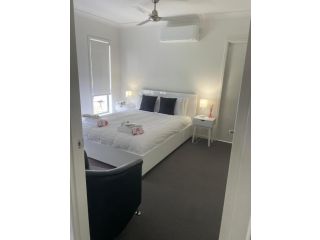 Upper Coomera Castle 1 Guest house, Gold Coast - 3