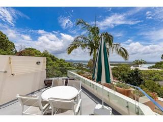 UPPER HASTINGS ST Views to die for up in Little Cove, Noosa Heads Apartment, Noosa Heads - 1