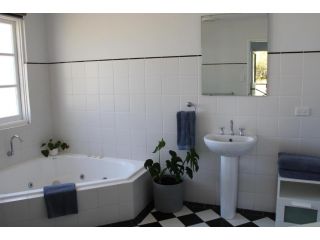 Upper Reach Spa Cottage Villa, Western Australia - 4