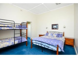 Victor Harbor Beachfront Bliss + WiFi Guest house, Victor Harbor - 5