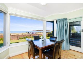 Victor Harbor Beachfront Bliss + WiFi Guest house, Victor Harbor - 2