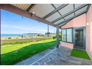 Victor Harbor Beachfront Bliss + WiFi Guest house, Victor Harbor - 1