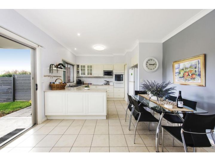 Spacious Home with Valley Views and Backyard Guest house, Mudgee - imaginea 7