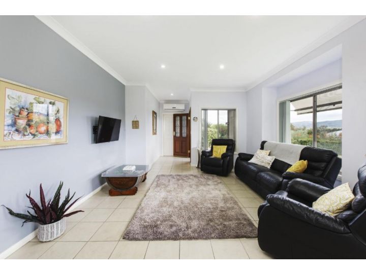 Spacious Home with Valley Views and Backyard Guest house, Mudgee - imaginea 1