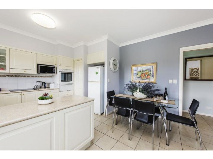 Spacious Home with Valley Views and Backyard Guest house, Mudgee - imaginea 4