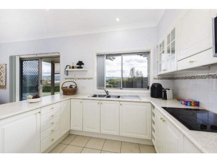 Spacious Home with Valley Views and Backyard Guest house, Mudgee - imaginea 8
