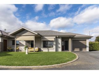 Spacious Home with Valley Views and Backyard Guest house, Mudgee - 2