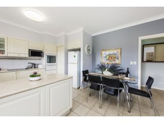 Spacious Home with Valley Views and Backyard Guest house, Mudgee - 4