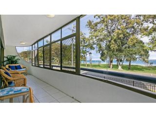 Views, Pool, Air Conditioning - Karoonda Sands Welsby Pde, Bongaree Guest house, Bongaree - 2