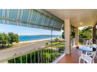 VIEWS VIEWS VIEWS! Front Top Floor Waterfront Unit - Chnook Apartments South Esp, Bongaree Guest house, Bongaree - 2