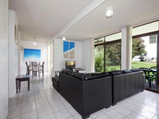 Villa Ellisa, Unit 1/10 Columbia Close Apartment, Nelson Bay - 2