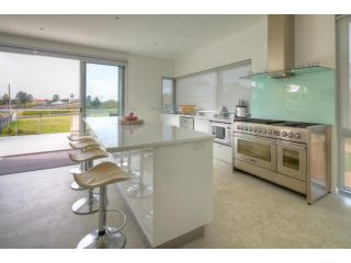 Villa Moyne - located in a quiet cul de sac and designed for beach families Guest house, Port Fairy - 1