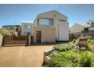 Villa Moyne - located in a quiet cul de sac and designed for beach families Guest house, Port Fairy - 2