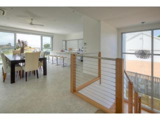 Villa Moyne - located in a quiet cul de sac and designed for beach families Guest house, Port Fairy - 4