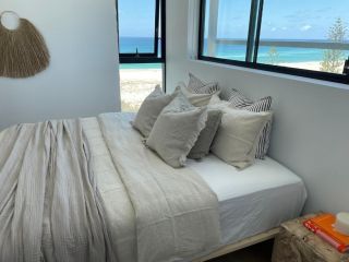 Villa Sol - Luxury 3 Bedroom Villa in Kirra Apartment, Gold Coast - 4
